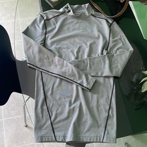 Under Armour cold gear long sleeve shirt / grey and black